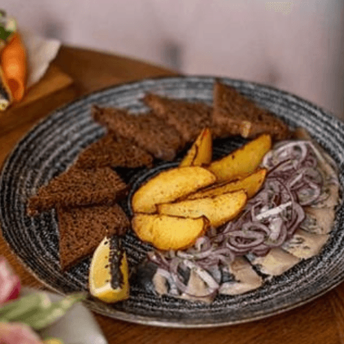 Оселедець з картопляними скибочками